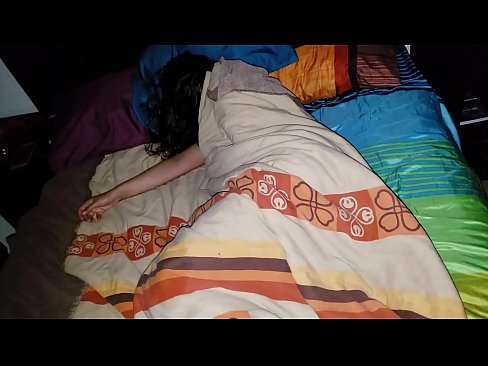 ❤️ سوتیلی ماں سوتی ہوئی اپنی نوجوان سوتیلی ماں کو پیٹ رہا ہے۔ ہم پر ur.libporno.ru ️❤